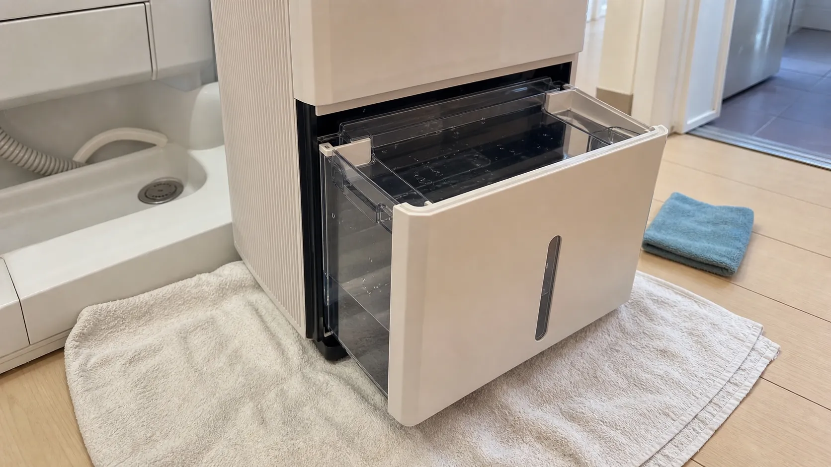 除湿機の排水タンクを手入れするイメージ