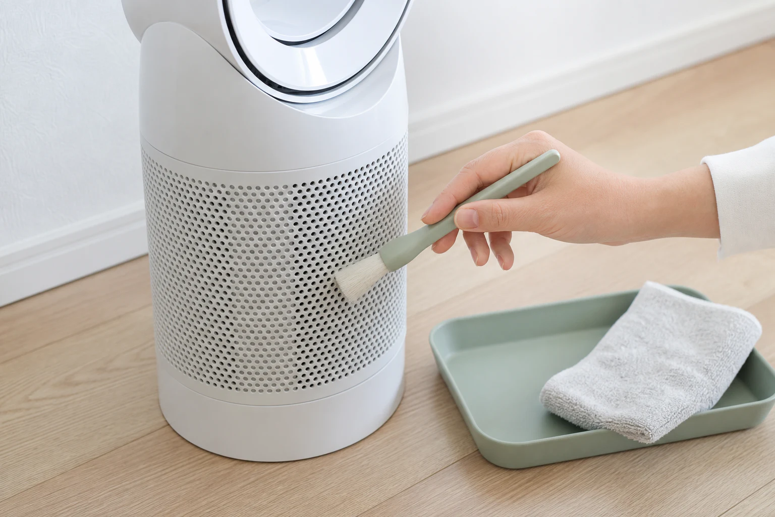 Dyson TP09の本体側面にある吸気口を柔らかいブラシで手入れするイメージ