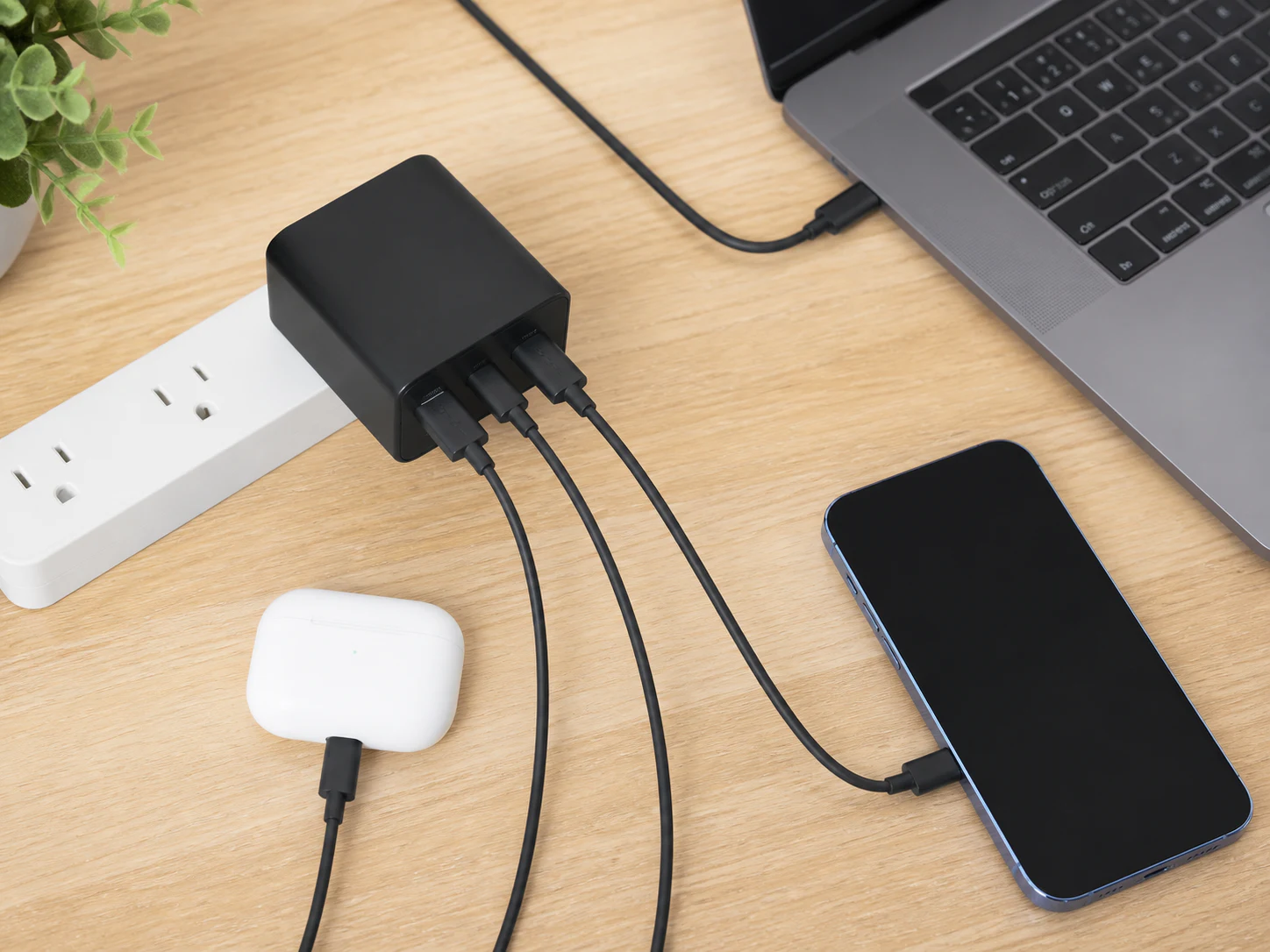 USB-C 2口とUSB-A 1口へノートPC・スマートフォン・イヤホンを割り当てる接続イメージ
