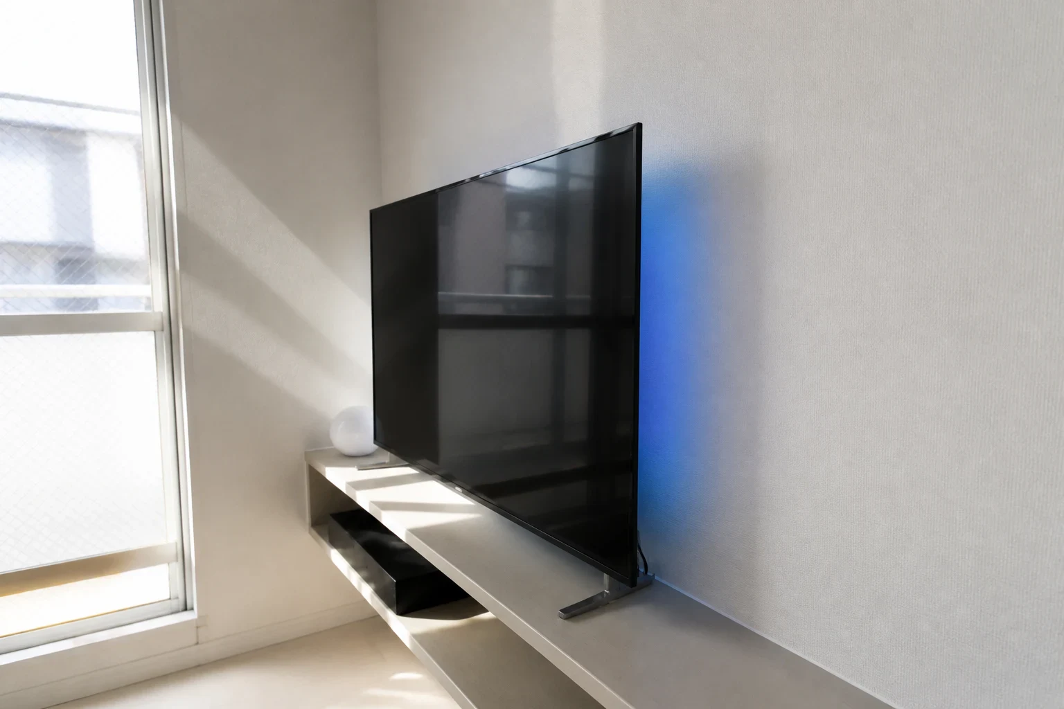 窓の光でテレビ背面の色が見えにくくなる設置例