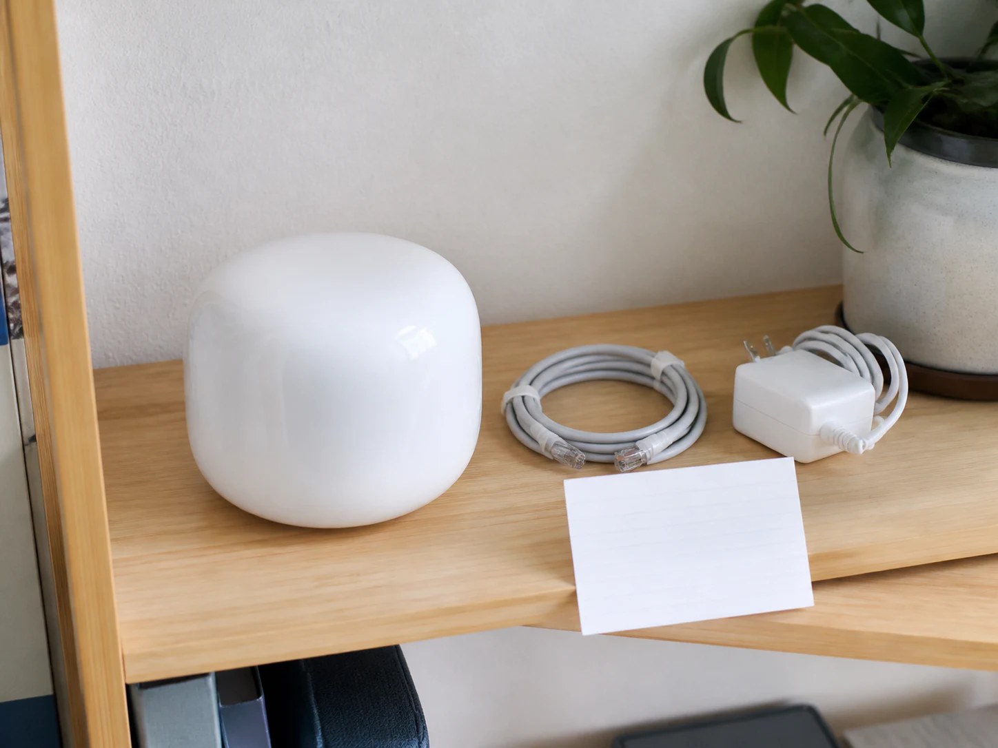 Google Nest Wifi Pro本体とEthernetケーブル、電源アダプターを確認する様子