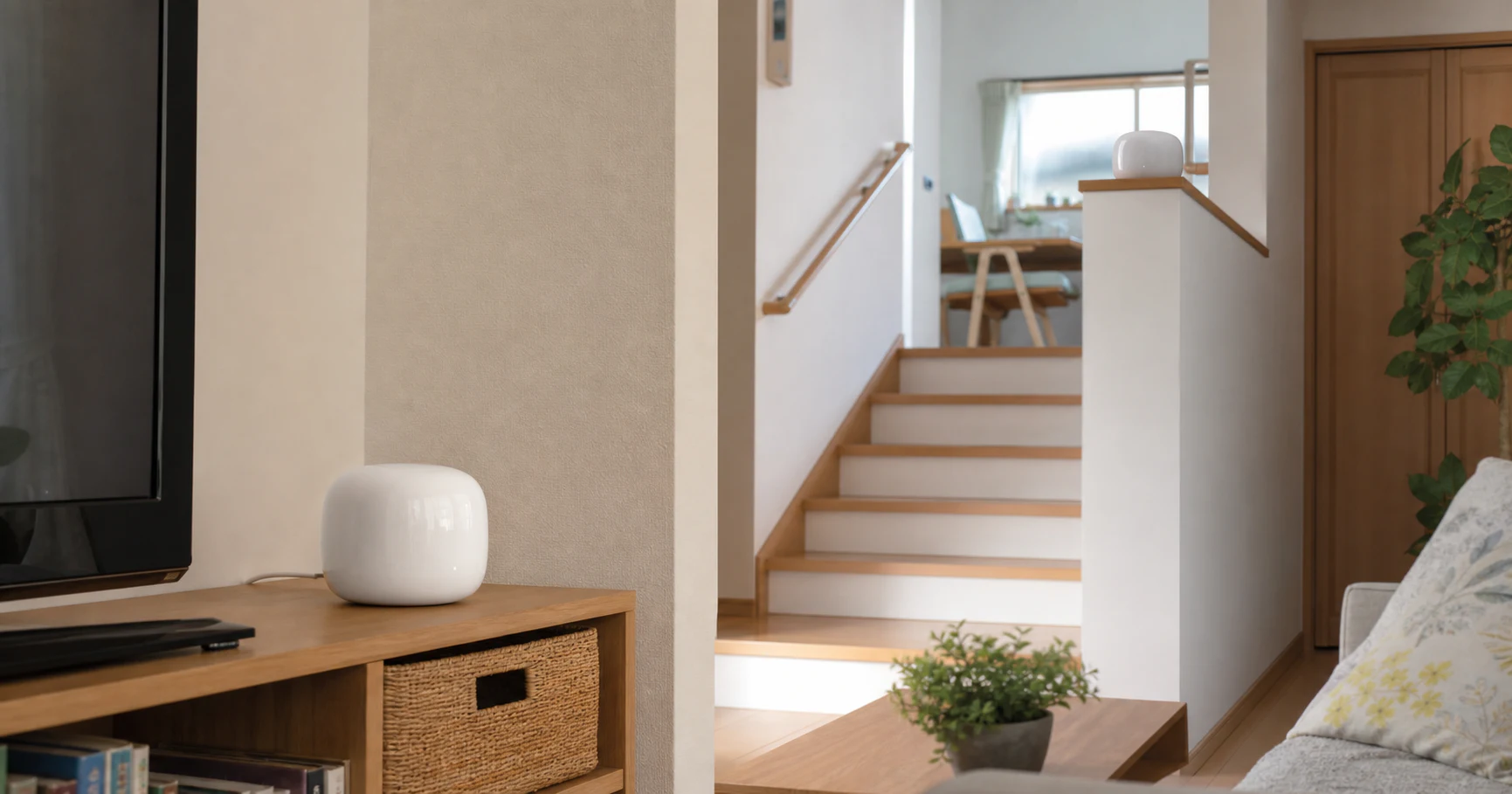 日本の2階建て住宅で1階と2階にGoogle Nest Wifi Proを置くイメージ