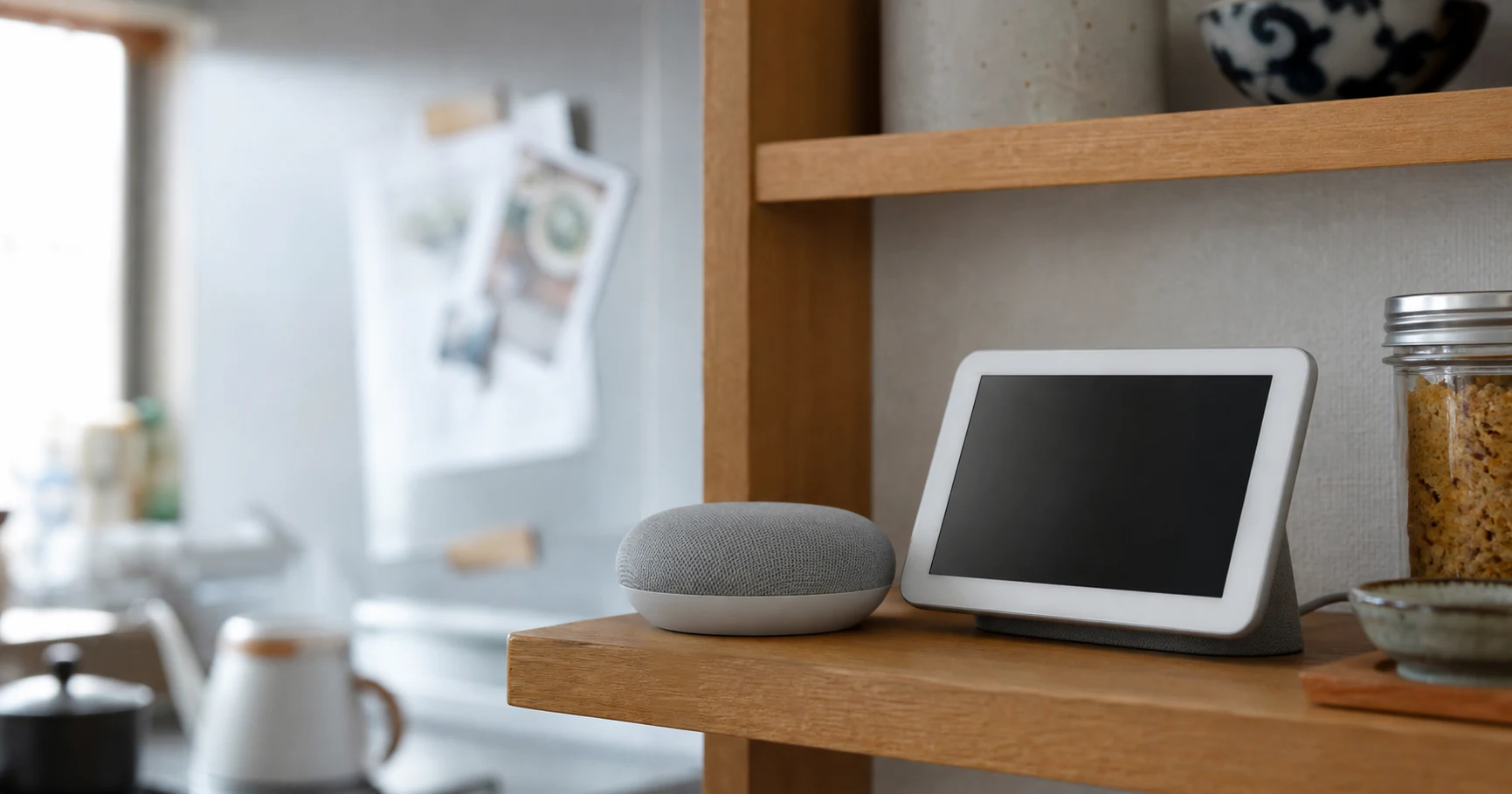 Google Home対応のスマートスピーカーとディスプレイを日本の住まいの棚に置いた場面