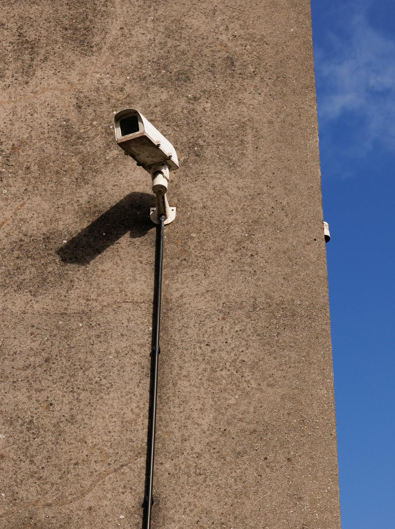 屋外防犯カメラが壁面に設置された住宅