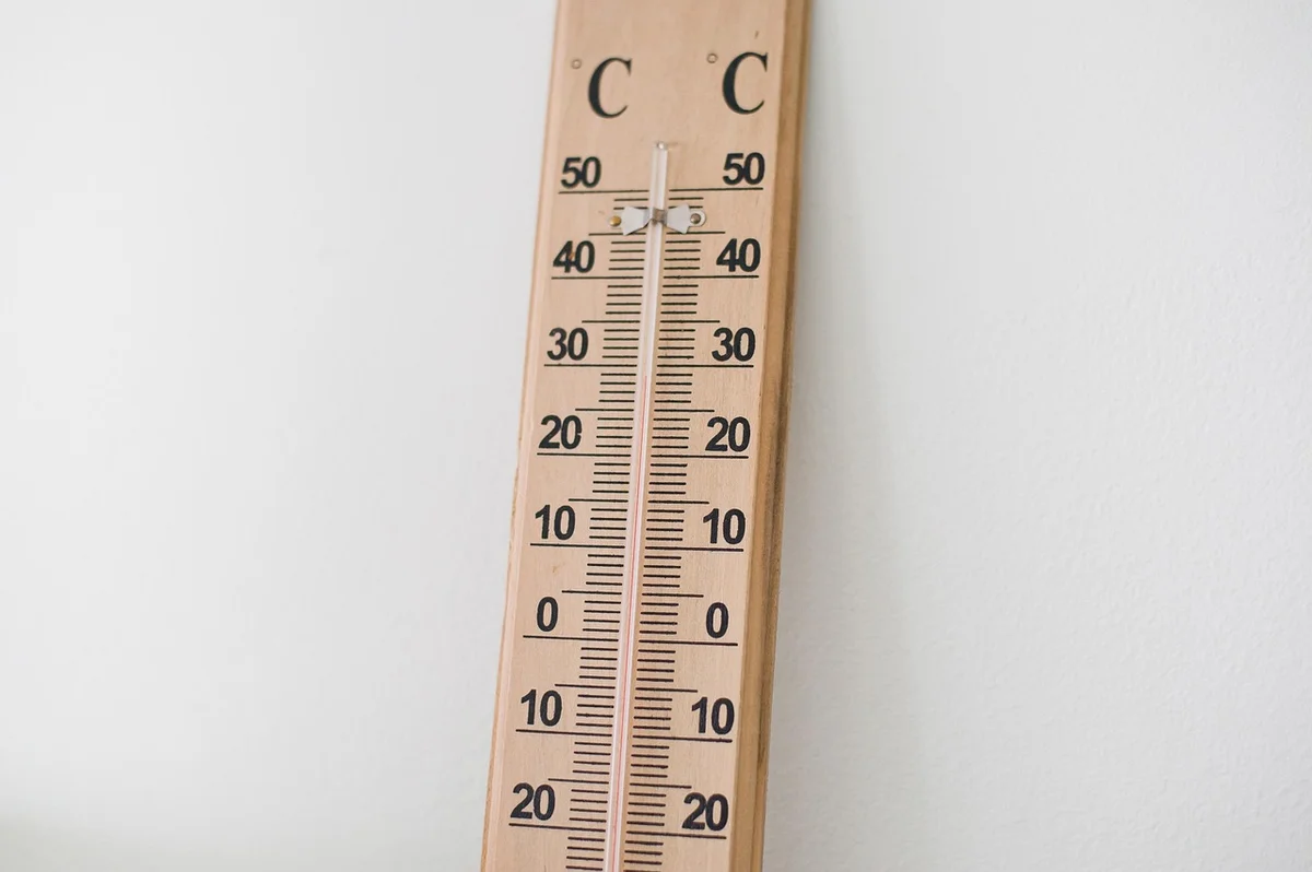 SwitchBot温湿度計がデスク上に置かれた様子