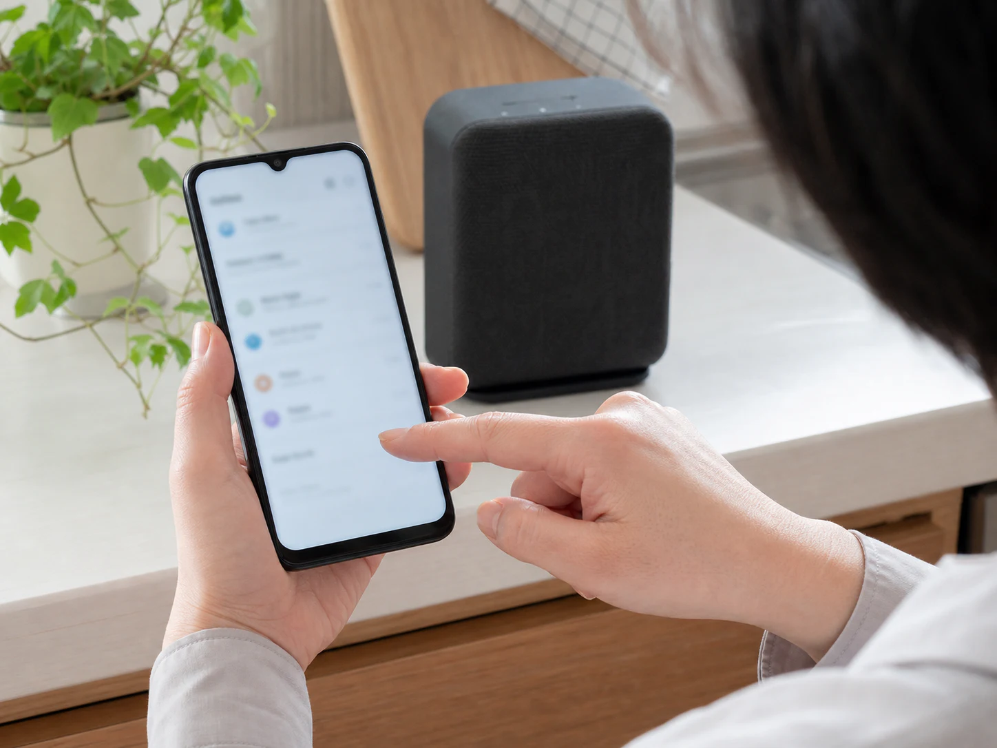 スマートフォンでカメラの設定を確認する手元